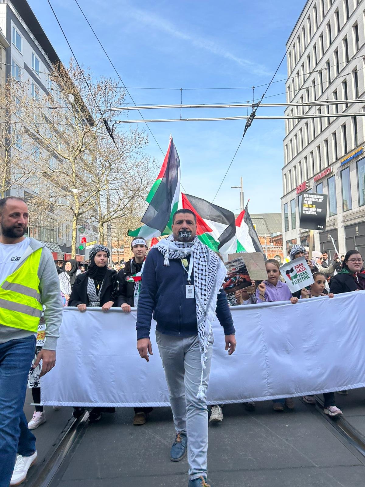 تظاهرة حاشدة صامتة في مدينة بريمن تنديدا بقانون اعدام الاسرى وتضامنا مع الشعب الفلسطيني